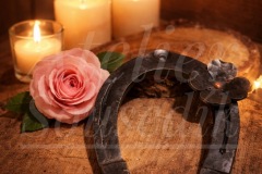 Ručně kovaná podkova z masivního železa s dekorativním květem