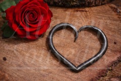Ručně kované srdéčko tvarované z jednoho kusu železa