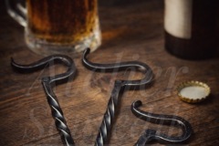Ručně kovaný otvírák na pivo s točenou rukojetí.