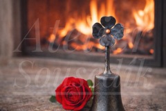 Ručně kovaný železný zvonek s motivem čtyřlístku