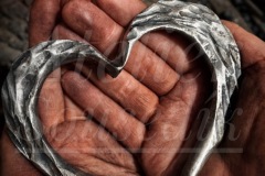 Ručně kované železné srdce s výraznou strukturou kladiva