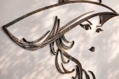 Kovaná nástěnná plastika – Dáma v klobouku