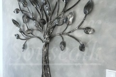 Ručně kovaná kovová plastika stromu s jemně tvarovanými větvemi a listy