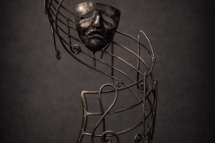 Kovaná plastika – divadelní masky s hudebním motivem