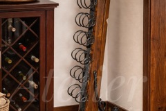 Kovaný stojan na vino se dřevem