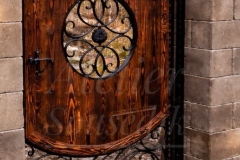 Kovaná branka s dřevěnou výplní a kruhovým ornamentem