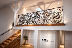 Designové kované zábradlí v moderním interiéru