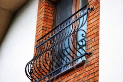 Kované okenní zábradlí s vlnitým tvarem