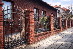 Kovaná branka a plot v jednotném designu s jemným zdobeným prvkem