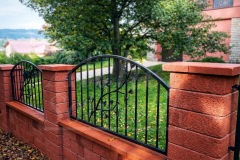 Kovaný plot s motivem Ginkgo sladěný se zábradlím v jednotném designu