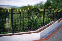 Kovaný plot s osobním monogramem v černo-zlatém provedení