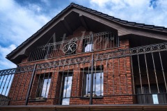 kovane-zabradli-balkon-monogram-cihlovy-dum