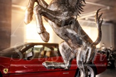 Kůň v pozici Ferrari - recyklovaný materiál